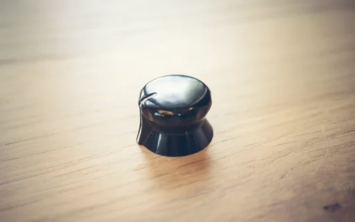 authentic 3/4″ RCA knob – real Bakelite